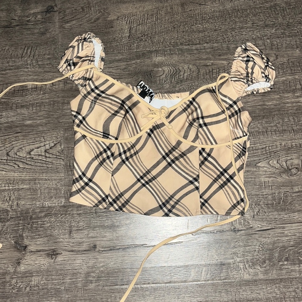 I am Gia Cute tan and black top